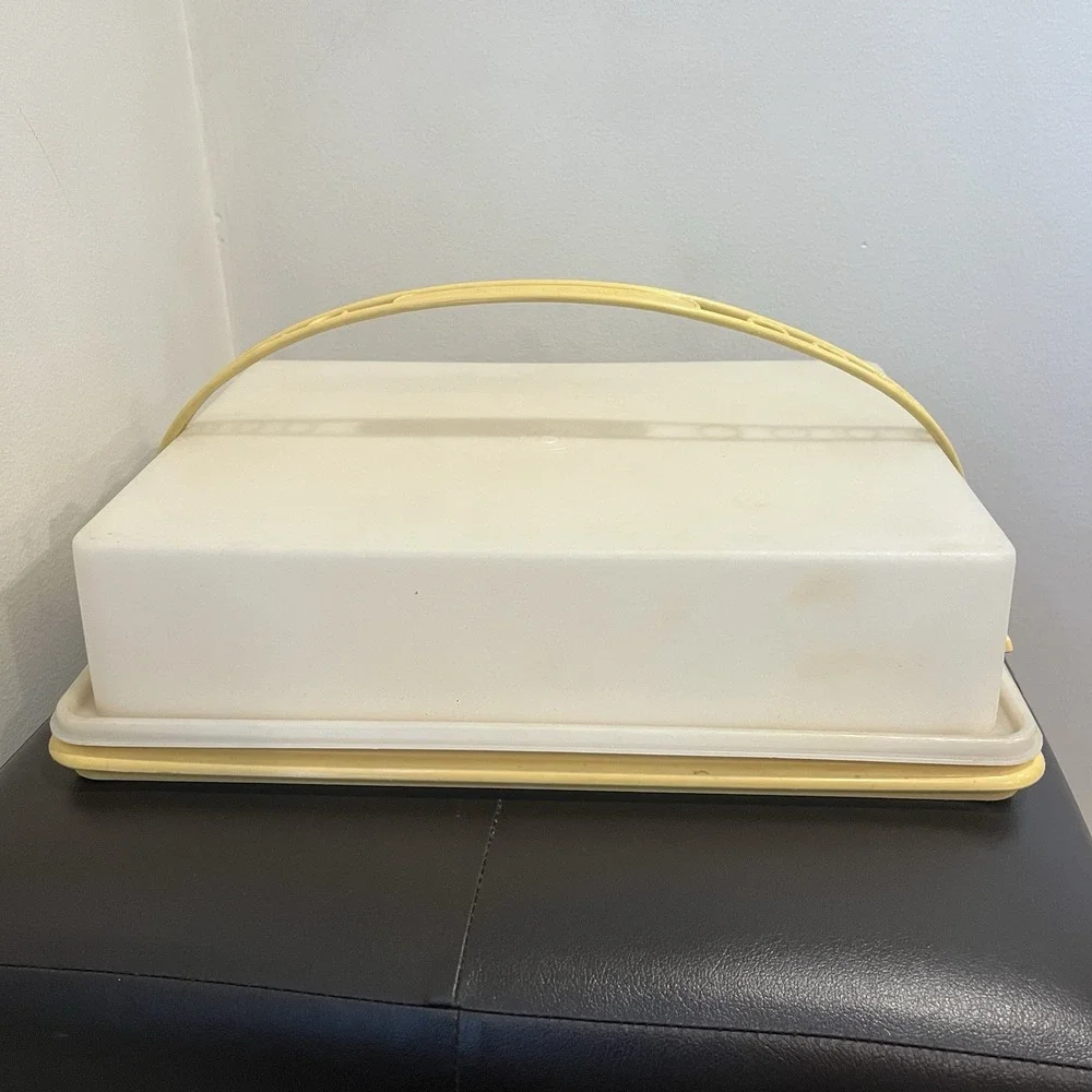 Vintage‎ Tupperware Rectangular Cake Carrier Harvest Gold with Handle 9x13
